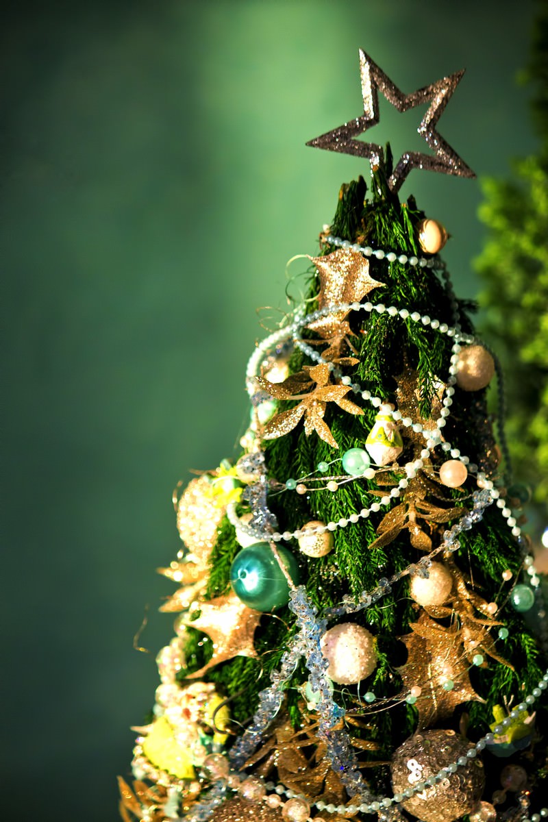 金色の飾り付きミニクリスマスツリー