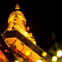 ぼけた光越しに見える東京タワーのライトアップの写真