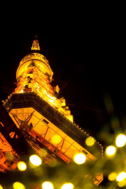 ぼけた光越しに見える東京タワーのライトアップ