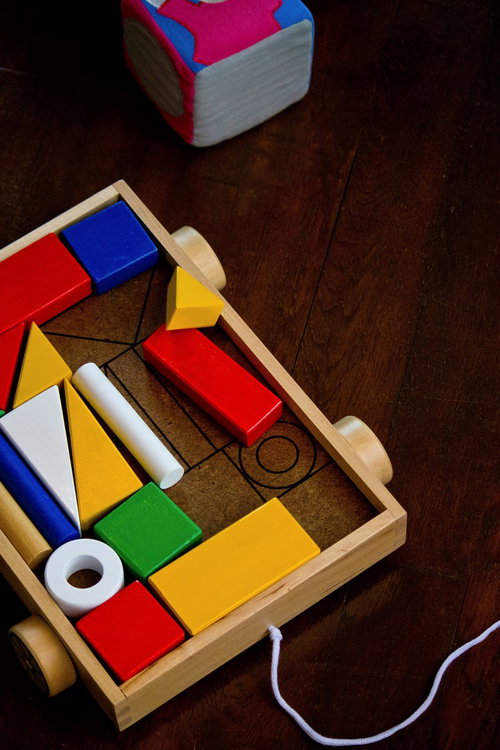 カラフルな積み木の車のおもちゃ