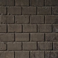 細かい穴や傷が残る薄汚れたレンガ塀の写真