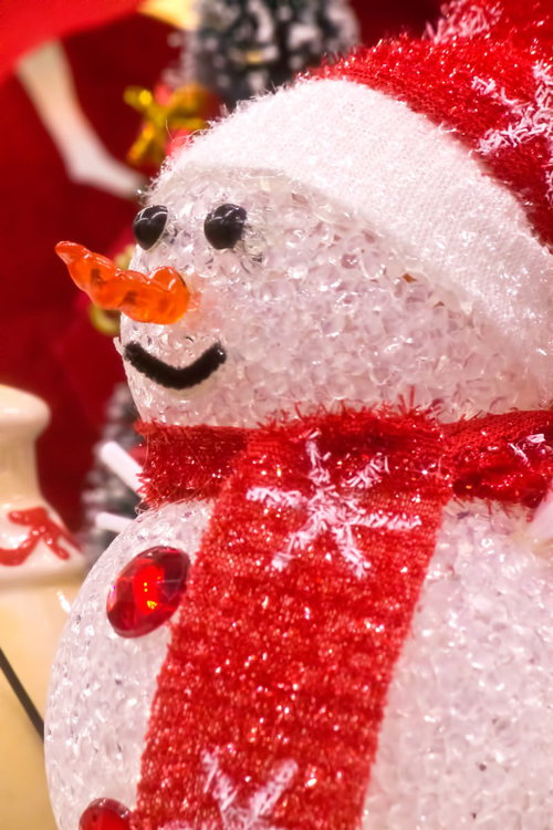 赤い帽子をかぶった透明な雪だるまの人形