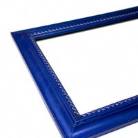 置いた装飾模様の入った青い額縁の写真