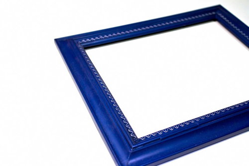 置いた装飾模様の入った青い額縁