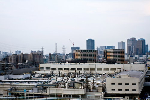 工場や倉庫とマンションが混在する川崎の風景