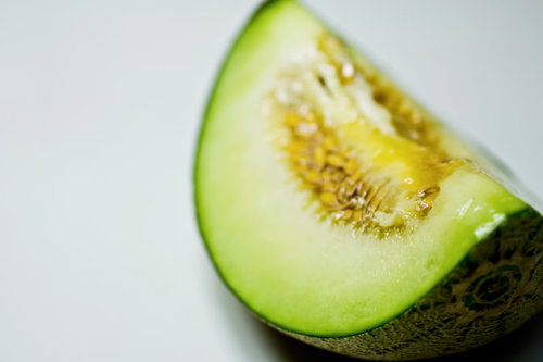 種が見える断面にカットされた緑のメロン