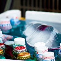 白い台に並ぶ小さな容器と透明な袋の小物の写真
