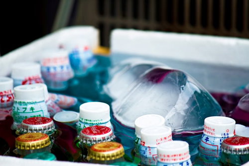 白い台に並ぶ小さな容器と透明な袋の小物