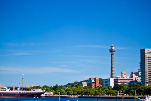 港の船越しに見上げるマリンタワーと氷川丸