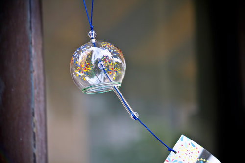 花柄の模様が入ったガラスの丸い風鈴