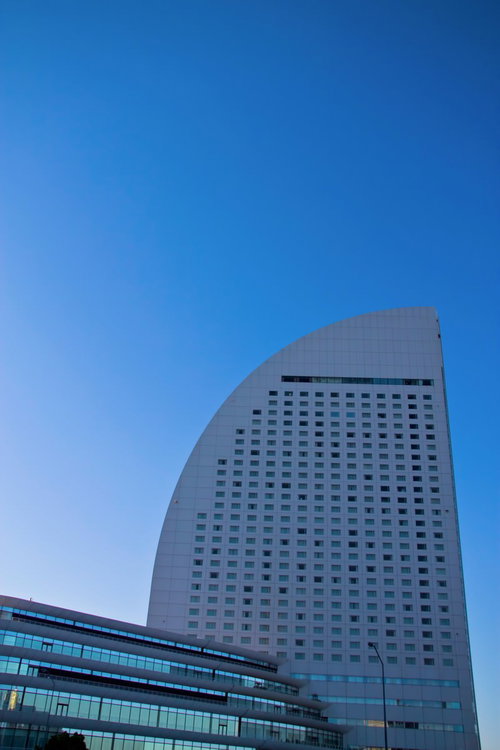青空に映える曲線が特徴のインターコンチネンタルホテル