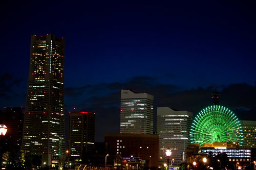 緑にライトアップした観覧車が光るみなとみらいの夜景