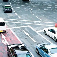 車やバスが行き交う渋谷駅前の交差点の写真