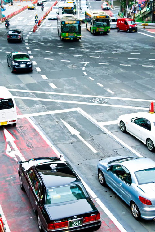 車やバスが行き交う渋谷駅前の交差点