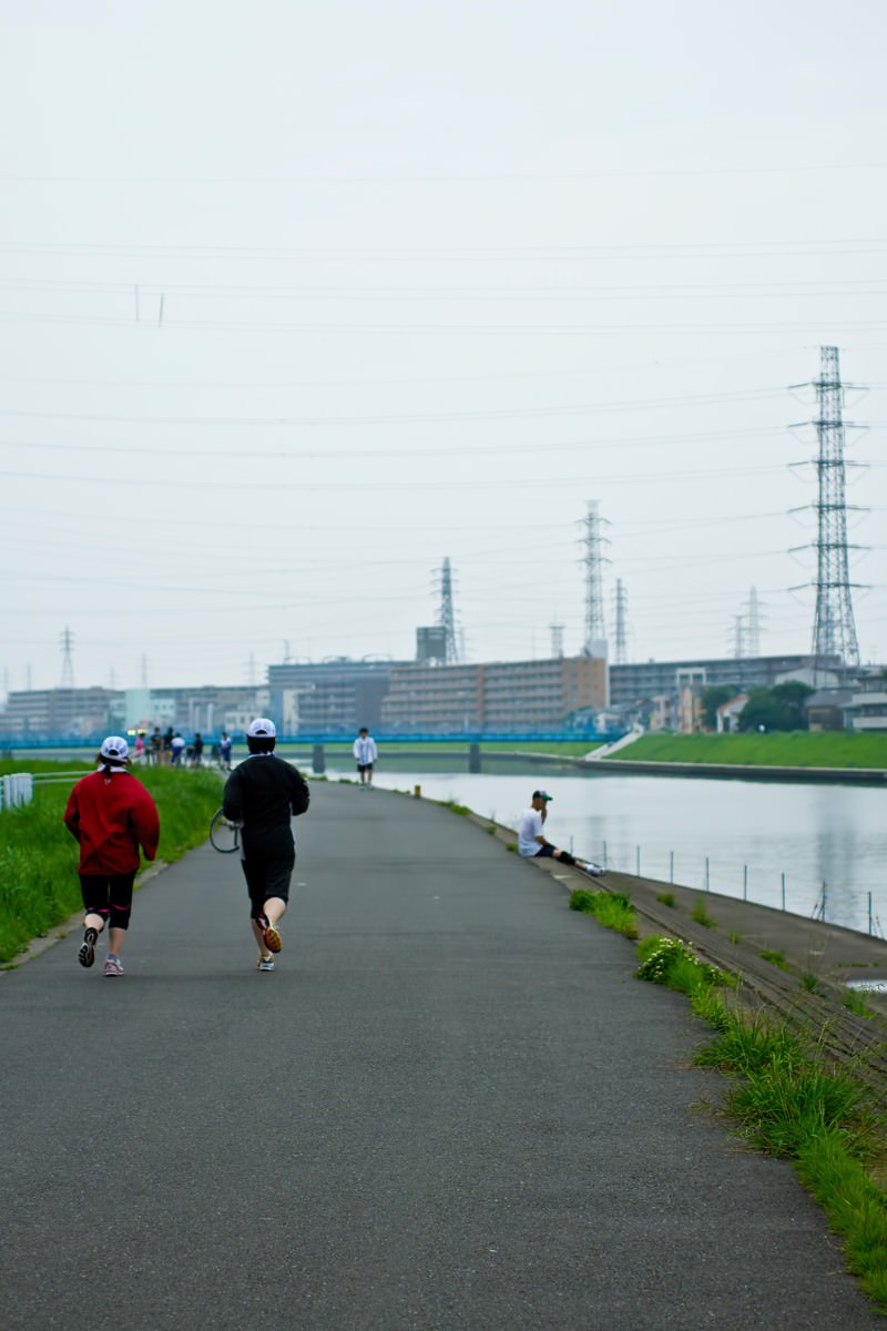 川沿いの舗装路を走る河川敷のランニングコース