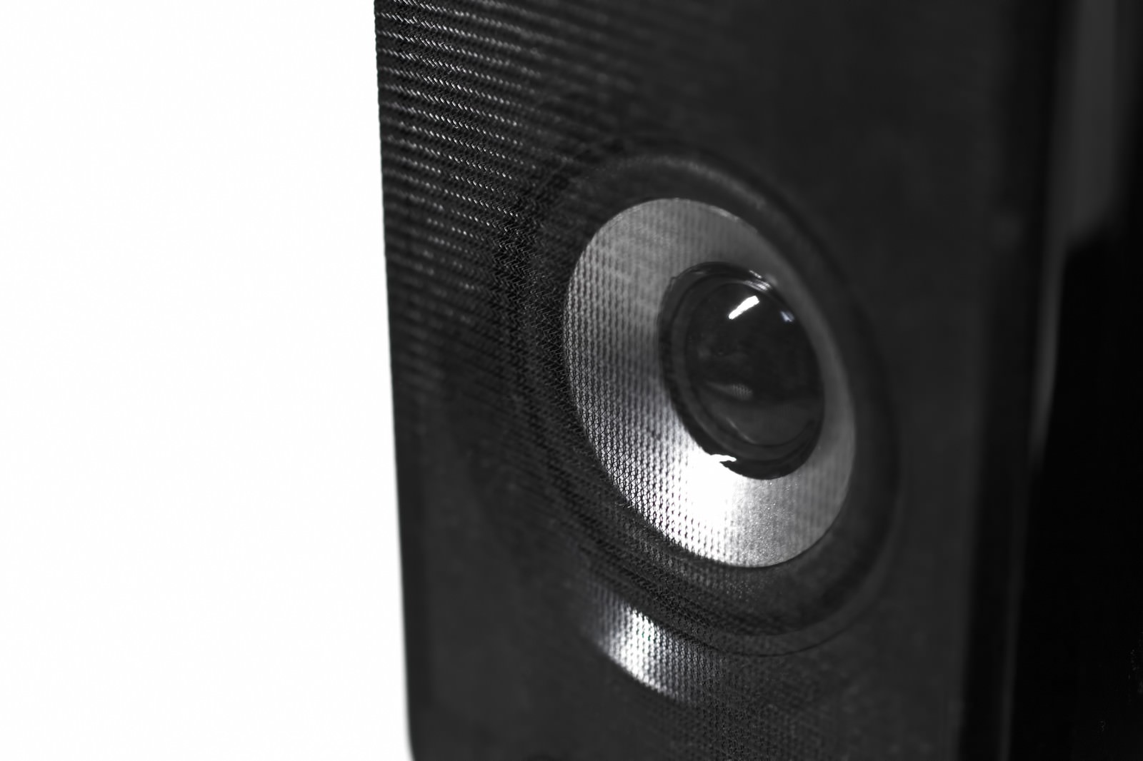 黒い布に覆われたPCスピーカーの円形ドーム