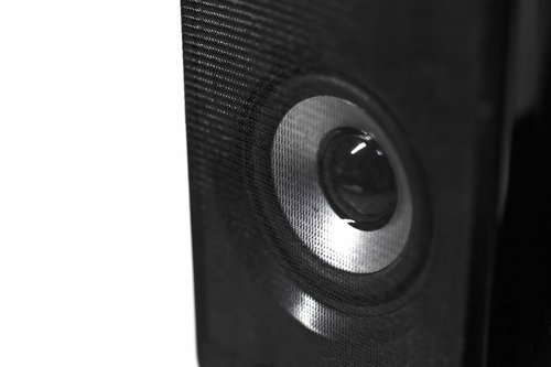 黒い布に覆われたPCスピーカーの円形ドーム