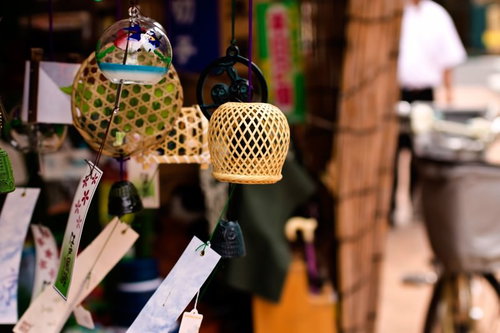 店内に吊るされた竹編みの涼しげな風鈴たち