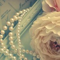 白とピンクのバラとパールネックレスの造花セットの写真
