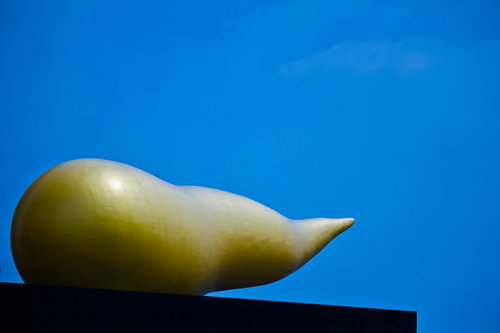 青空を背景に黄色い曲線が明るいスーパードライホール