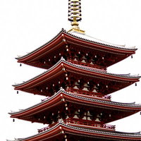 雪が積もる五重の塔の赤い屋根と金色の頂上の写真