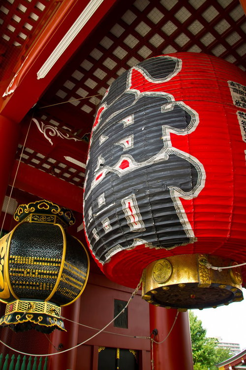 赤い柱の間に吊り下がる浅草小舟町の大きな赤い提灯