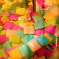 ガラス容器にぎっしり詰まったカラフルなガムの写真