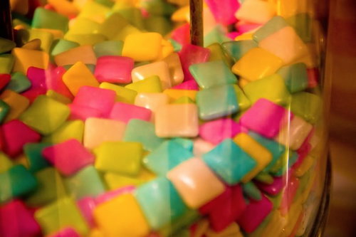 ガラス容器にぎっしり詰まったカラフルなガム