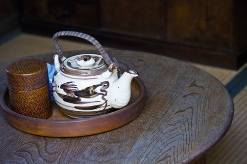 木のお盆に載った急須と湯飲みのちゃぶ台セット