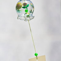 ひまわりの絵柄が入った透明なガラスの風鈴の写真