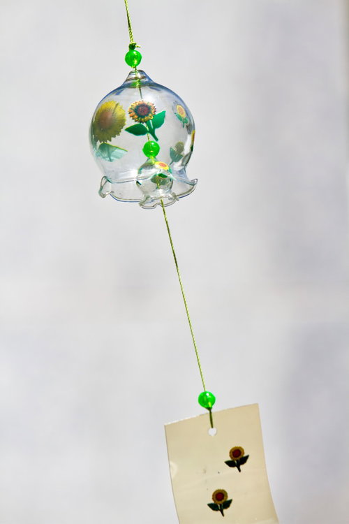 ひまわりの絵柄が入った透明なガラスの風鈴