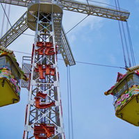 赤い階段とゴンドラが付いた花やしきBeeタワーの写真