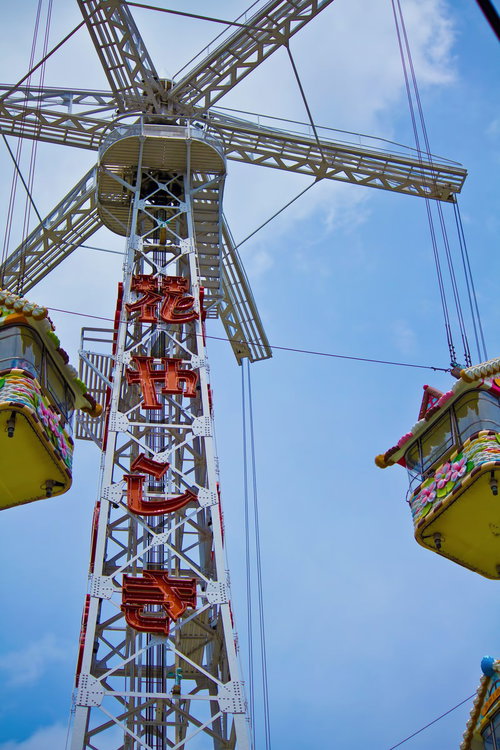 赤い階段とゴンドラが付いた花やしきBeeタワー