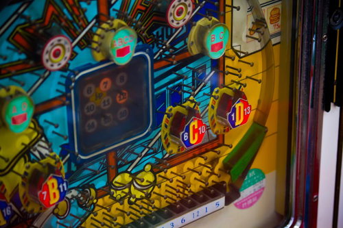 カラフルな盤面と釘が並ぶ昭和の古いパチンコ台