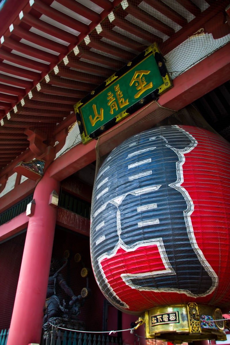 浅草・雷門の大きな赤い提灯