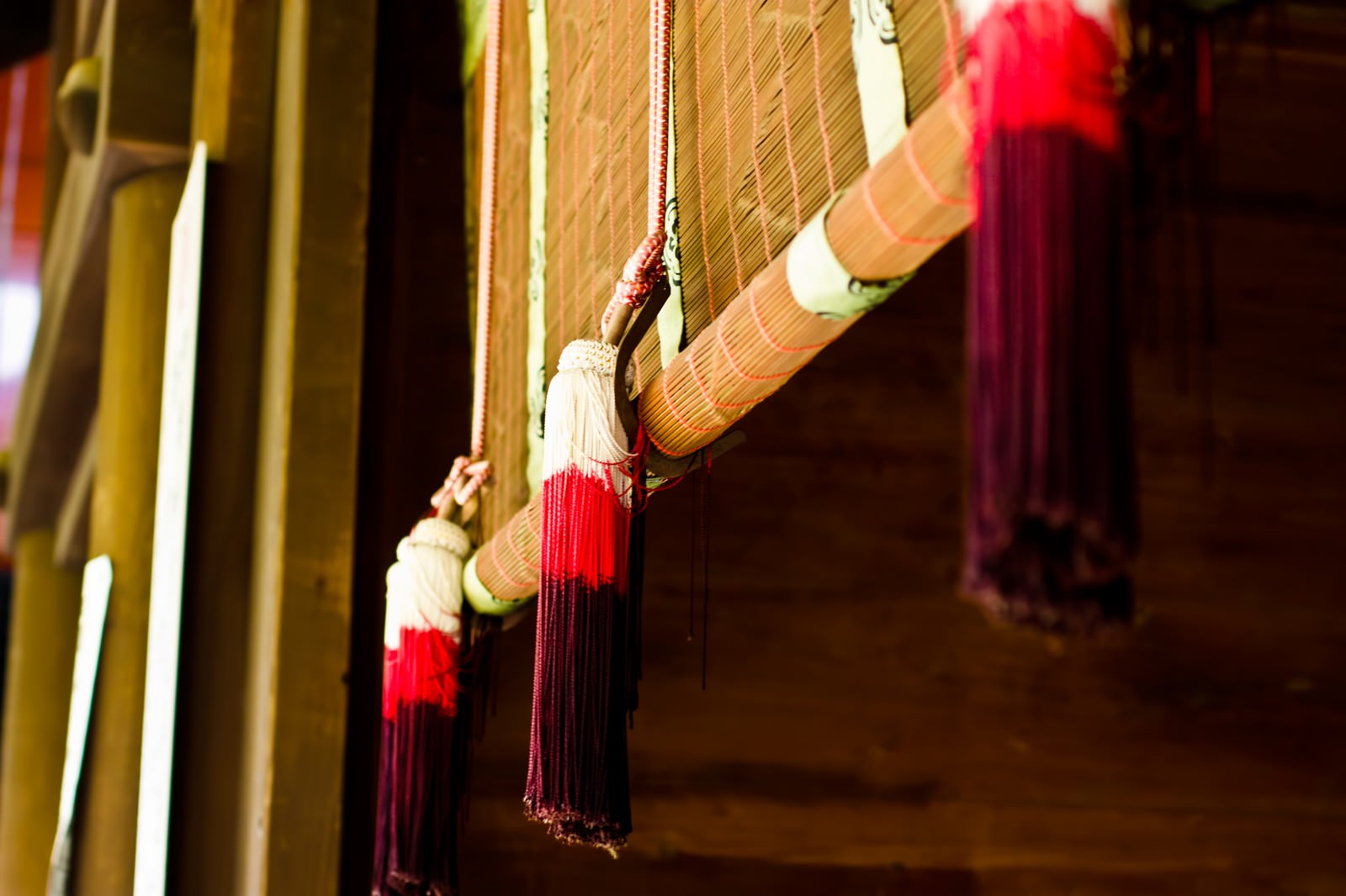 房飾りの付いた境内の巻きすだれ