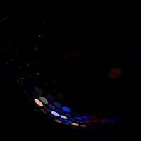 暗闇に浮かぶ青やピンクに光るミラーボールの球体の写真