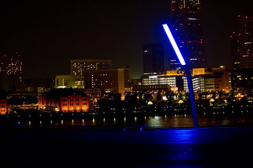 青い照明オブジェと大桟橋からの赤レンガの夜景