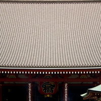 赤い柱と金色の文字が映える浅草寺正面の大提灯の写真