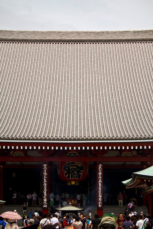 赤い柱と金色の文字が映える浅草寺正面の大提灯