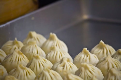 灰色の器にひだ模様の生地で包んだ手作り小籠包