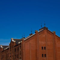 晴れた青空の下に建つ横浜の赤レンガ倉庫の写真