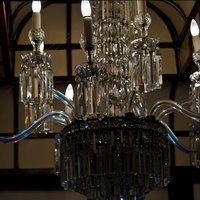 ろうそく型電球が灯る大きなガラスのシャンデリアの写真