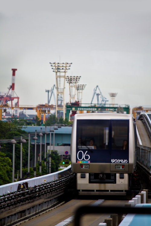 港湾施設の高架を走るゆりかもめの後部車両