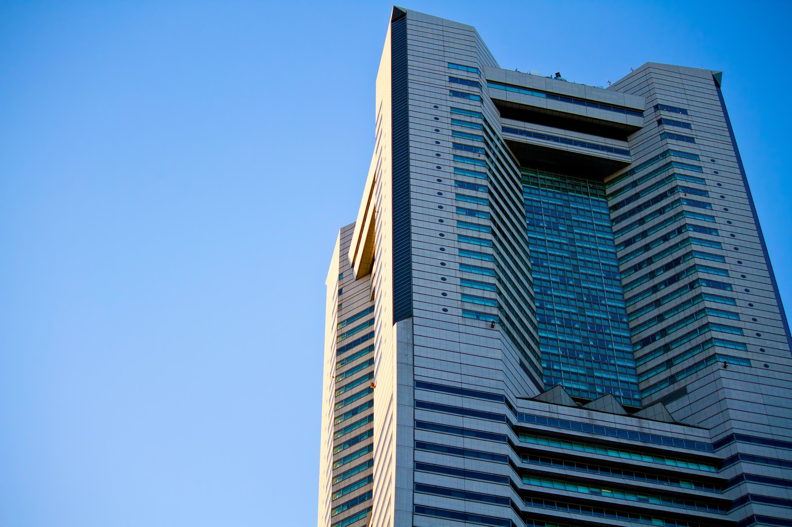 青空に映える夕暮れのランドマークタワー上部