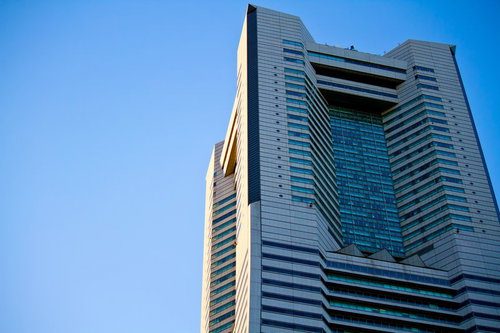 青空に映える夕暮れのランドマークタワー上部