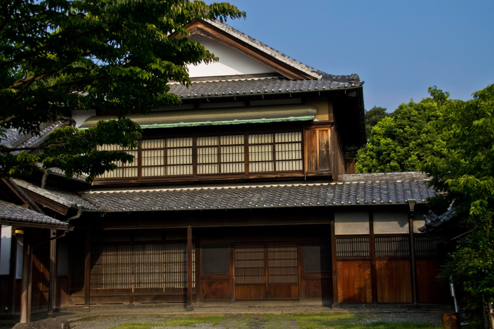 格子戸のある古い日本家屋の外観