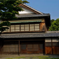 格子戸が並ぶ古いお屋敷の外観の写真