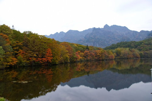 紅葉が水面に映り込む戸隠の鏡池と山並み