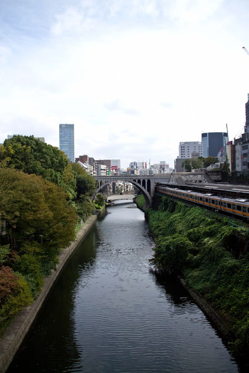 神田川沿いを走る電車と橋